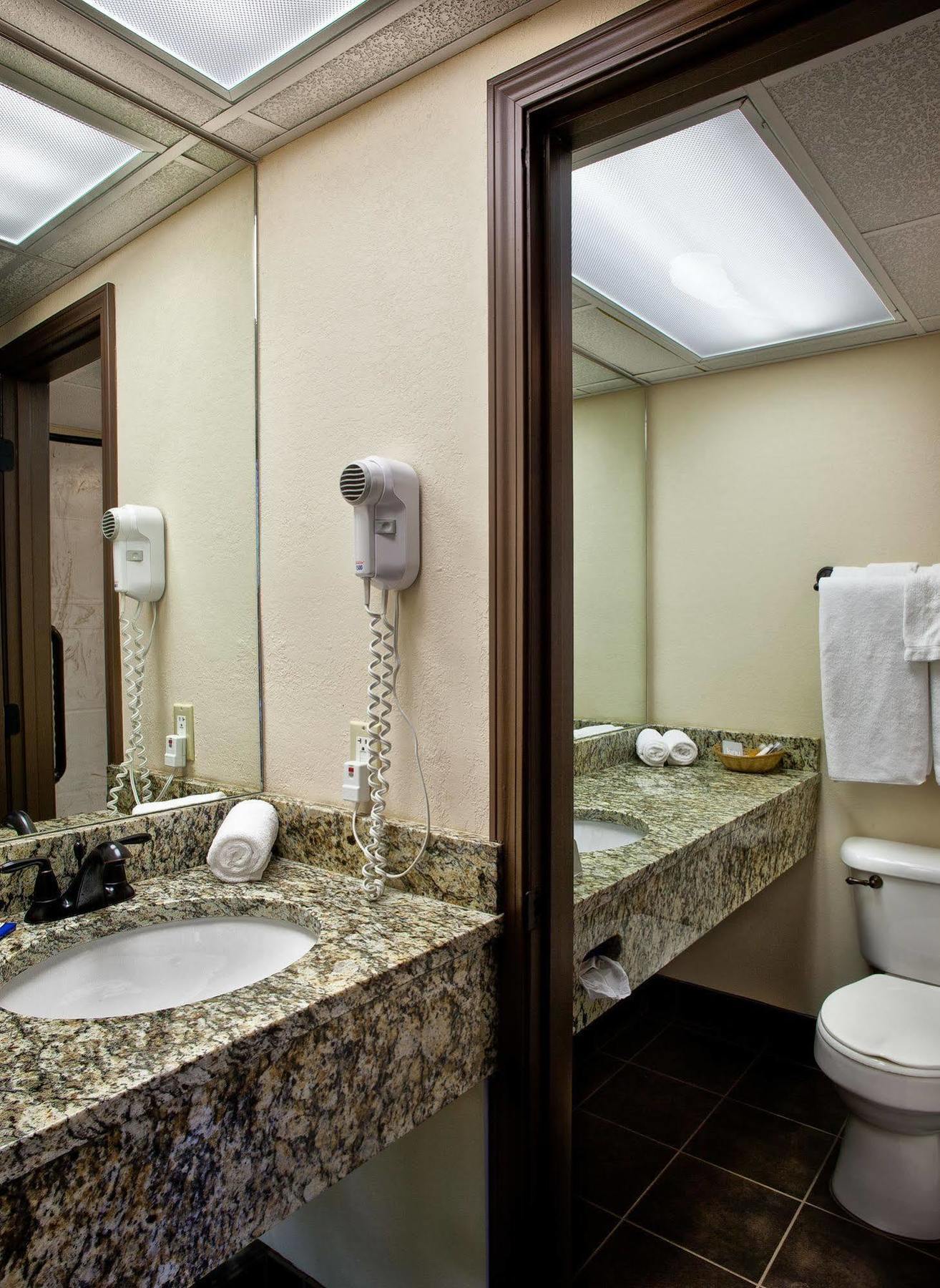Helendorf River Inn, Suites & Conference Center Bagian luar foto
