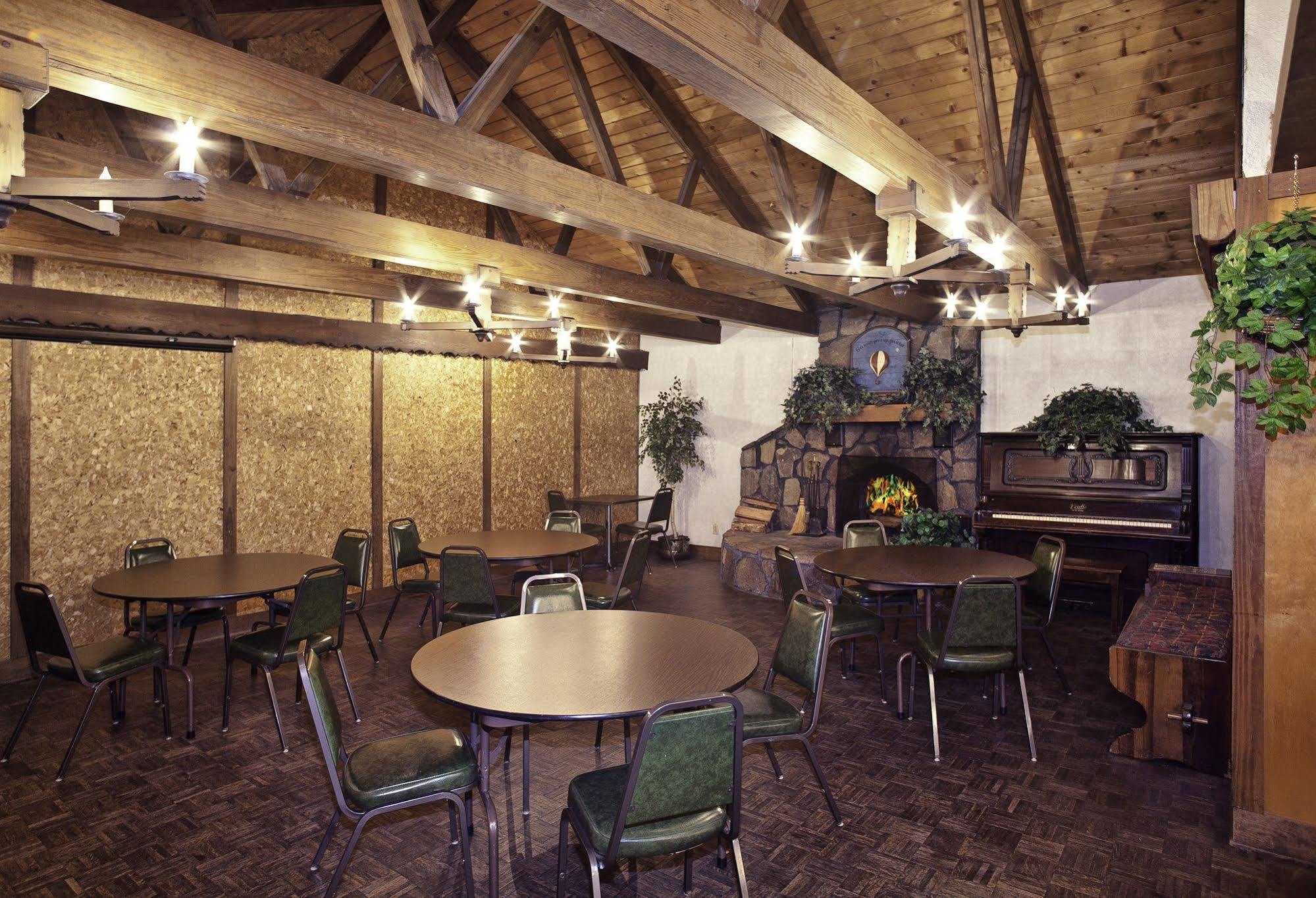 Helendorf River Inn, Suites & Conference Center Bagian luar foto