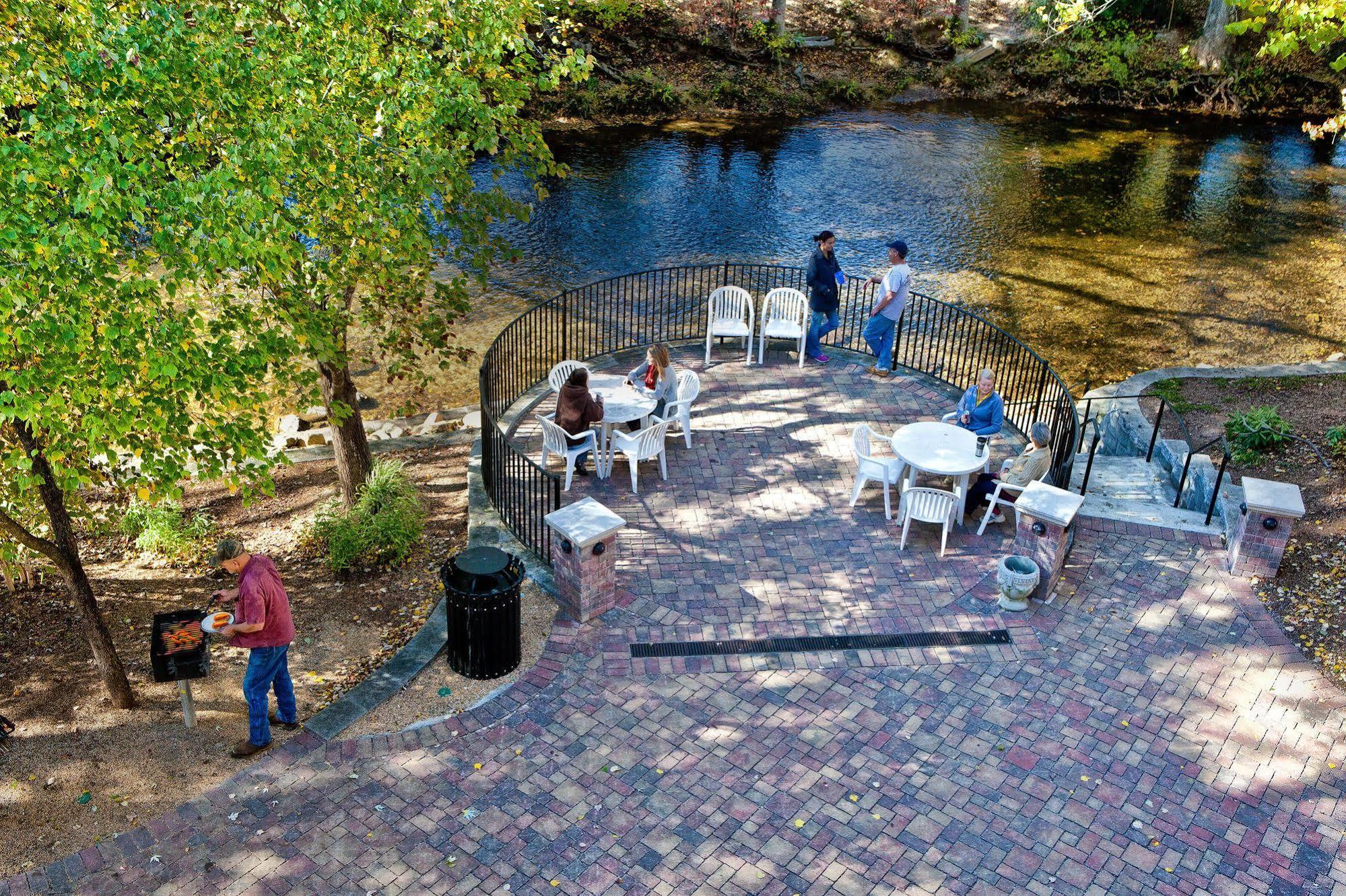 Helendorf River Inn, Suites & Conference Center Bagian luar foto